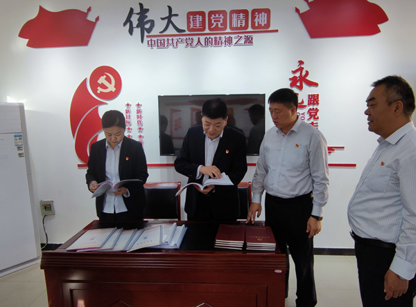 公司黨委副書記、監(jiān)事長張錫軍同...